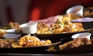 plateau repas avec frites et hot dogs